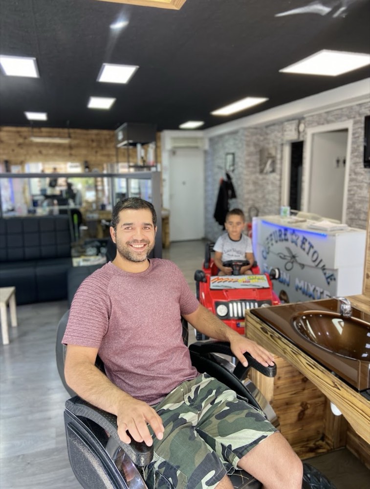 Ambiance chaleureuse et familiale chez Coiffure Étoile