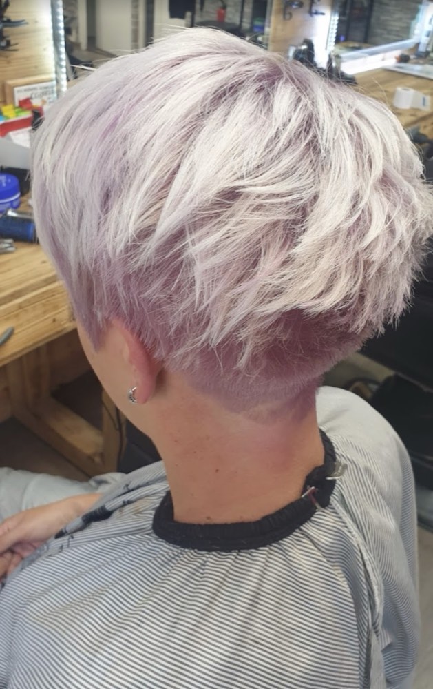 Coupe courte femme colorée chez Coiffure Étoile