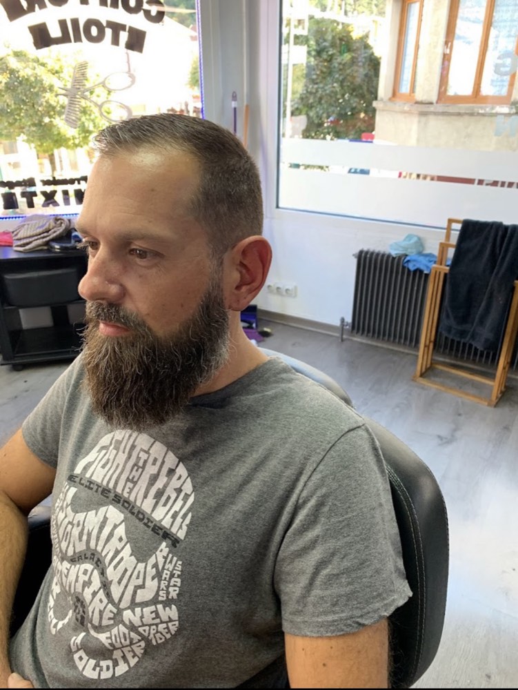 Coupe et taille de barbe chez Coiffure Étoile