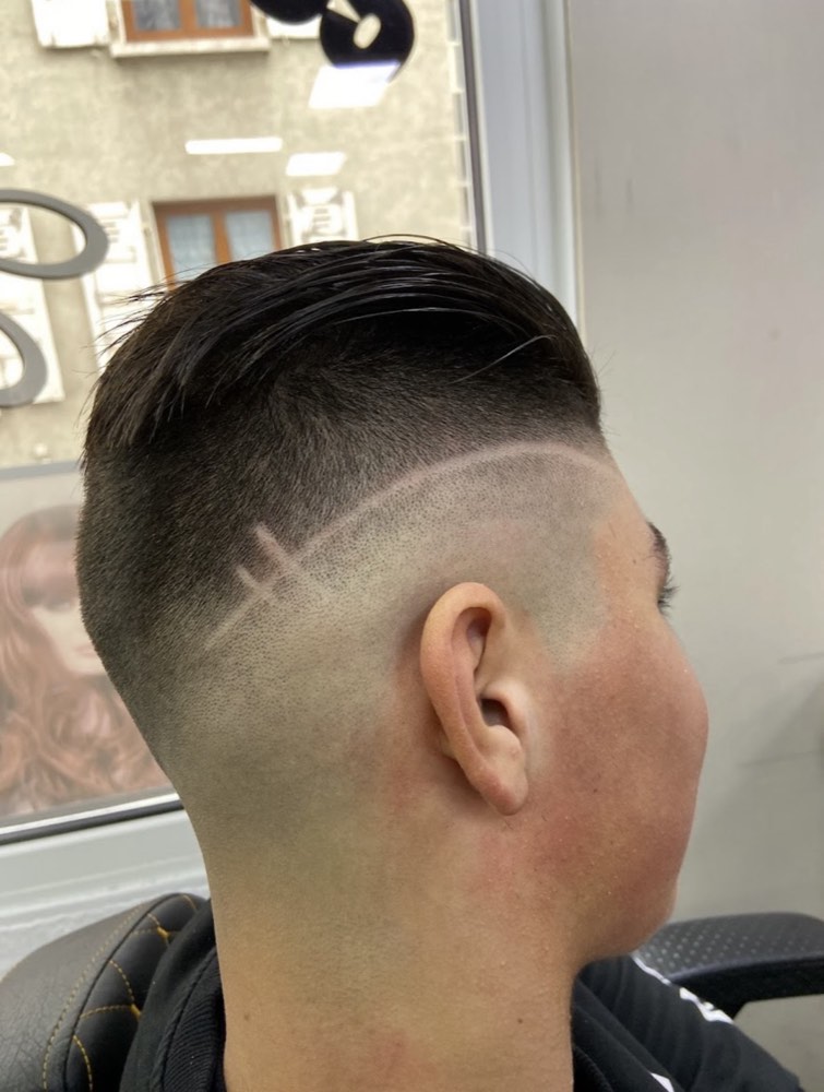 Dégradé homme avec ligne dessinée chez Coiffure Étoile
