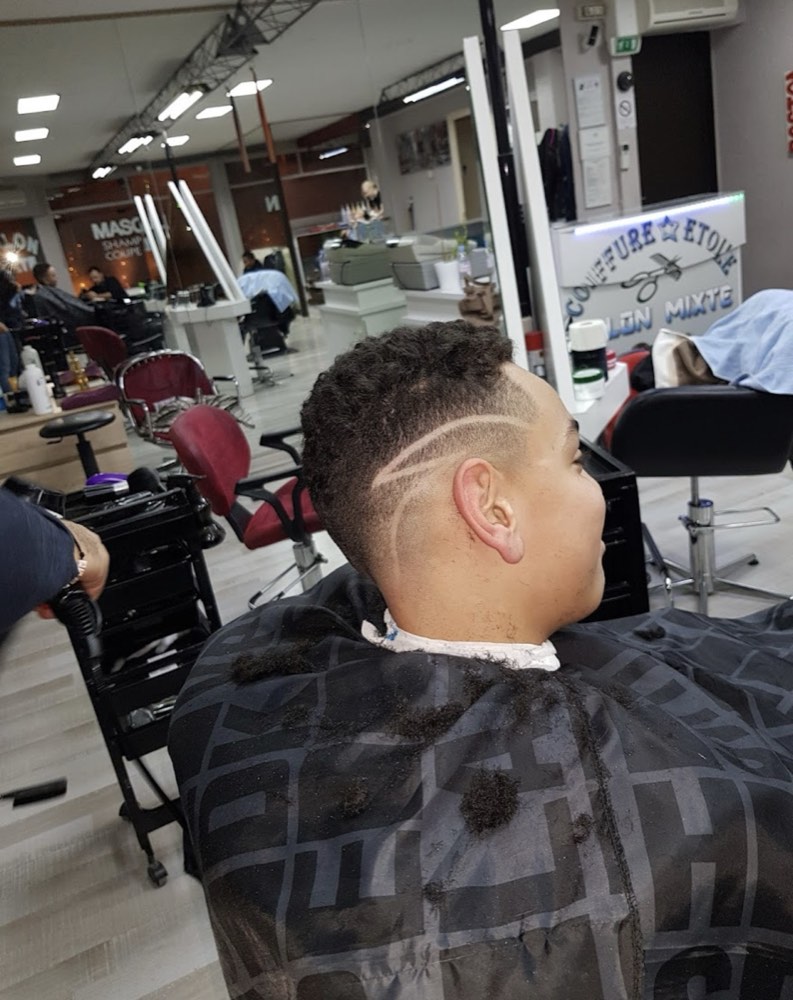 Coupe homme avec motif rasé chez Coiffure Étoile